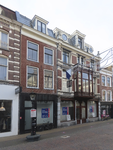 901501 Gezicht op de voorgevels van de leegstaande winkelpanden Steenweg 45 (links), 43 en 41 te Utrecht.N.B. Door de ...